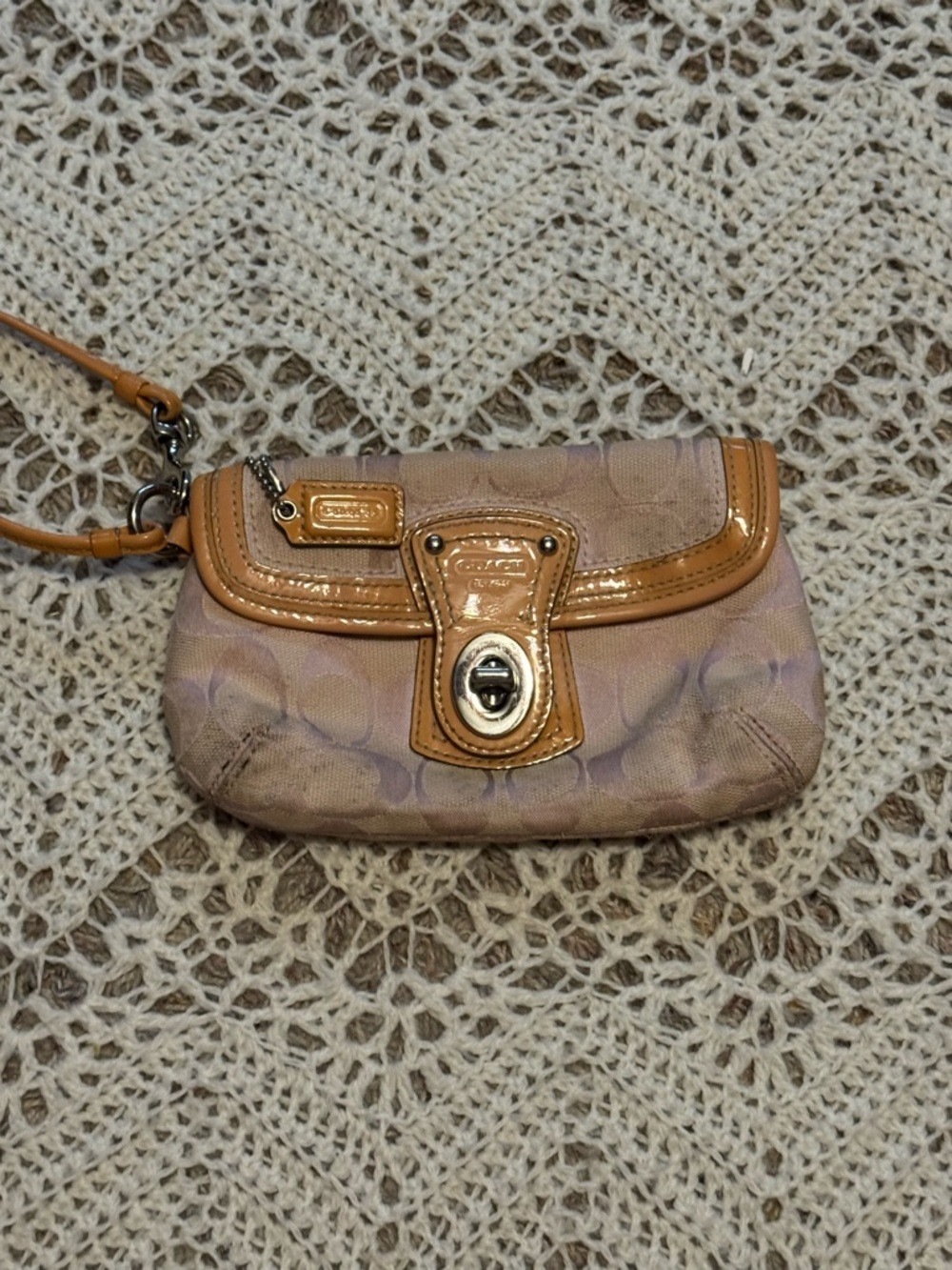 Vintage Coach Legacy Signature Turnlock Flap Wristlet Pink Jacquard Tan Leather - Picture 2 of 9